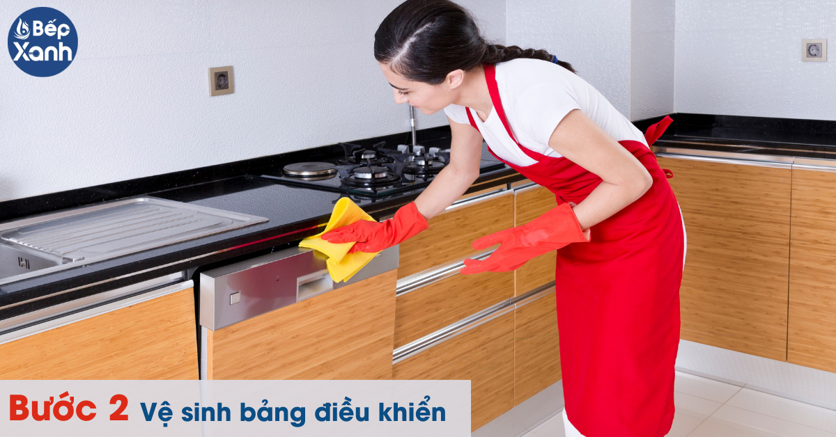 Bước 2 vệ sinh mặt trước bảng điều khiển của máy 