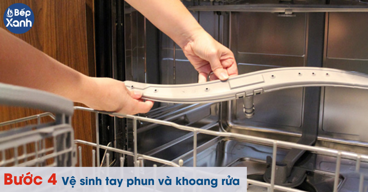 Bước 4 vệ sinh tay phun và khoang rửa của máy