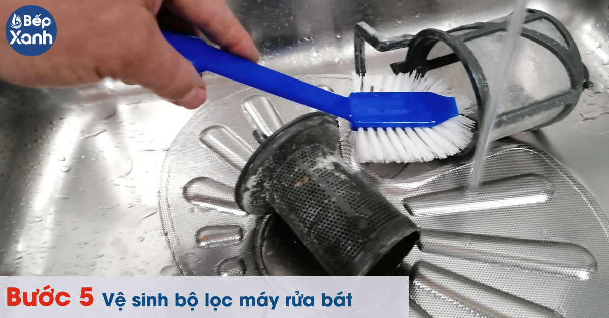 Bước 5 vệ sinh bộ lọc của máy rửa bát 