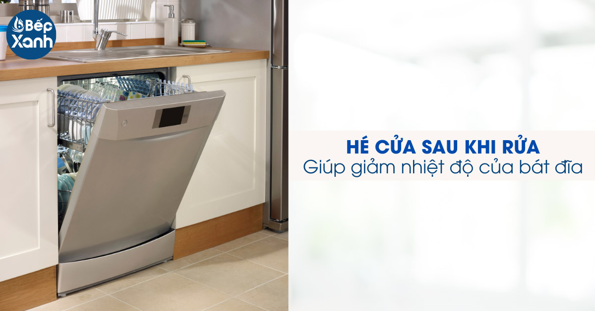 Hé cửa sau khi rửa