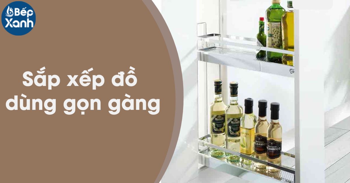 Sắp xếp gia vị, chai lọ ngăn nắp.