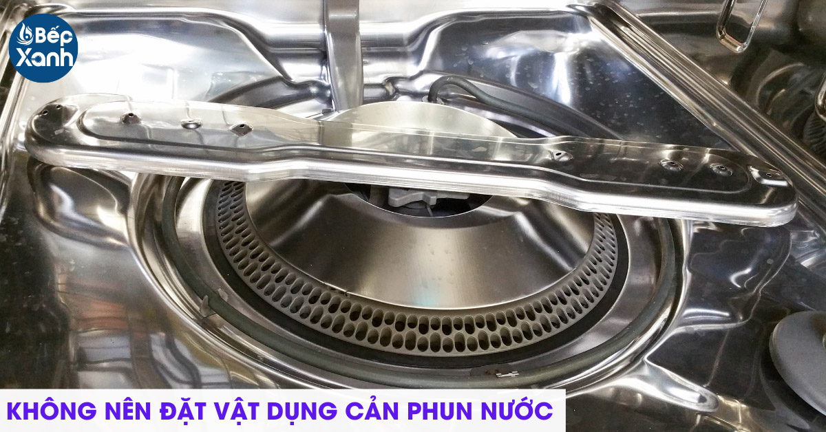 Không nên đặt vật dụng cản tay phun nước