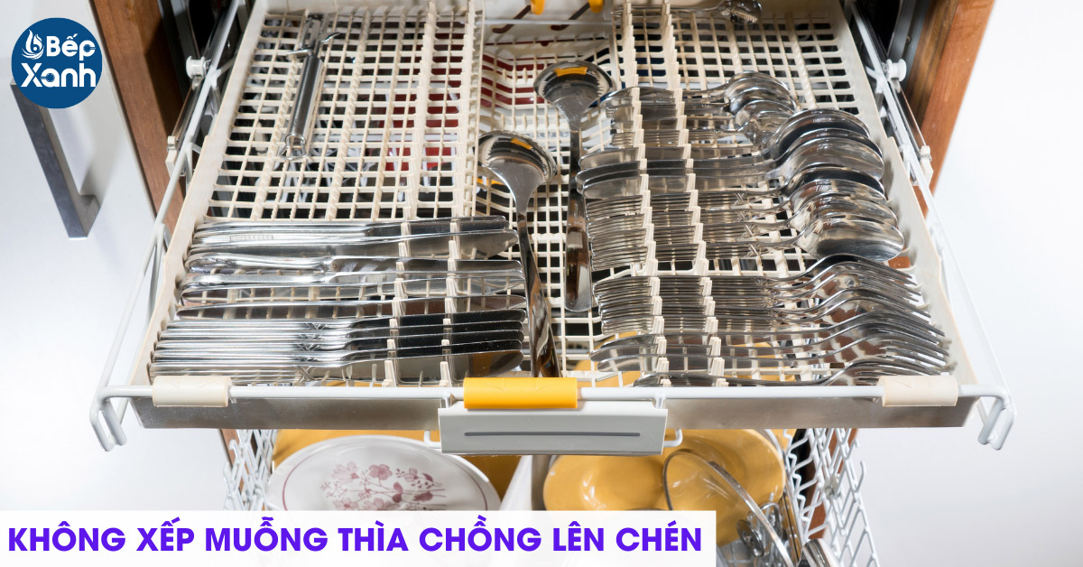 Không xếp thìa muỗng chồng lên chén