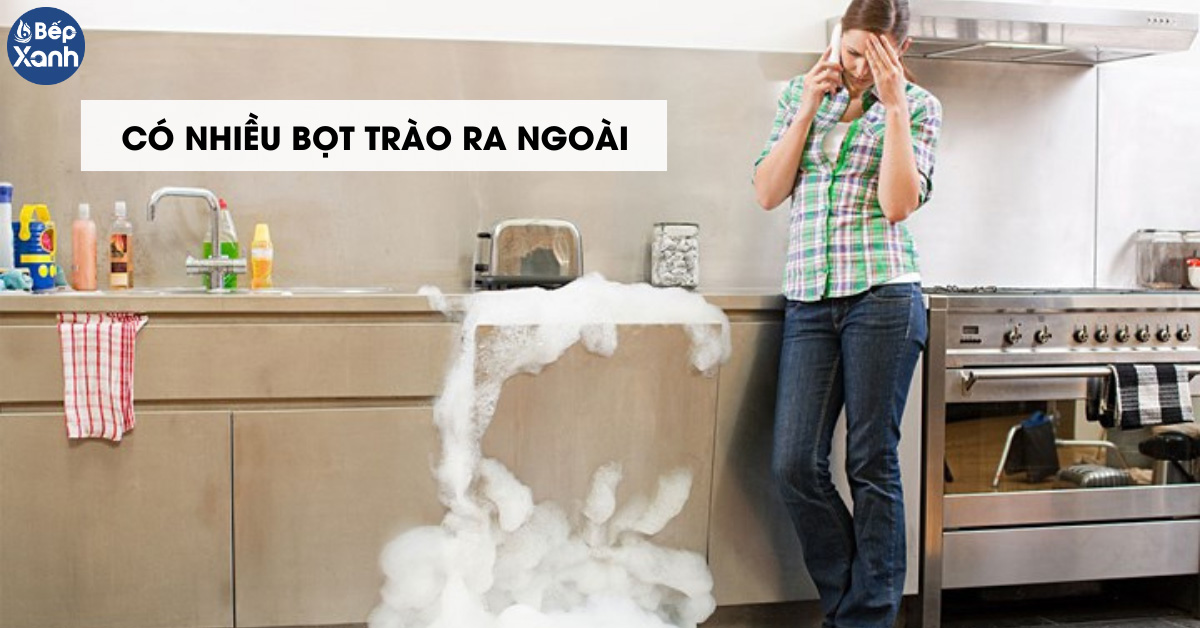 Máy có nhiều bọt trào ra ngoài